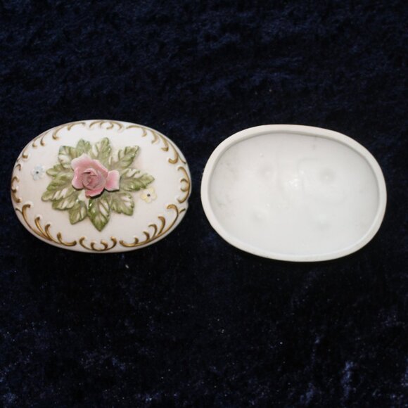 Vintage- Porclain Trinket Box  Rose accent on top - Picture 3 of 4